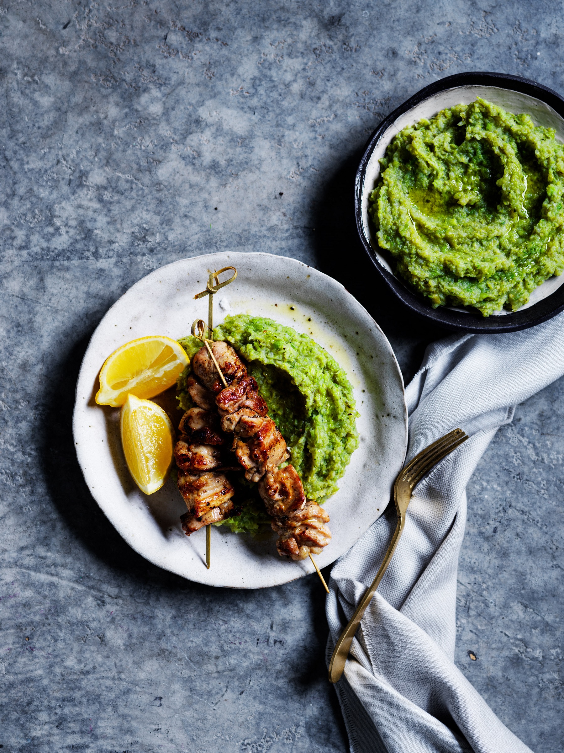 chicken skewers with broccoli pea mash